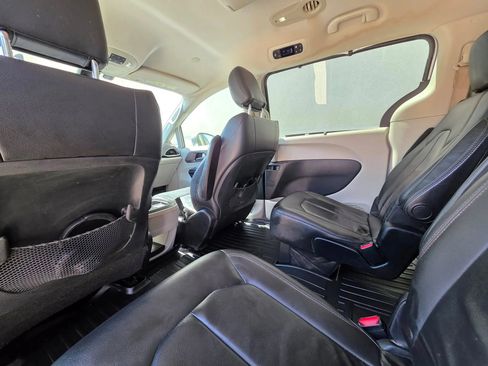Used 2017 Chrysler Pacifica Touring-L FWD image 12