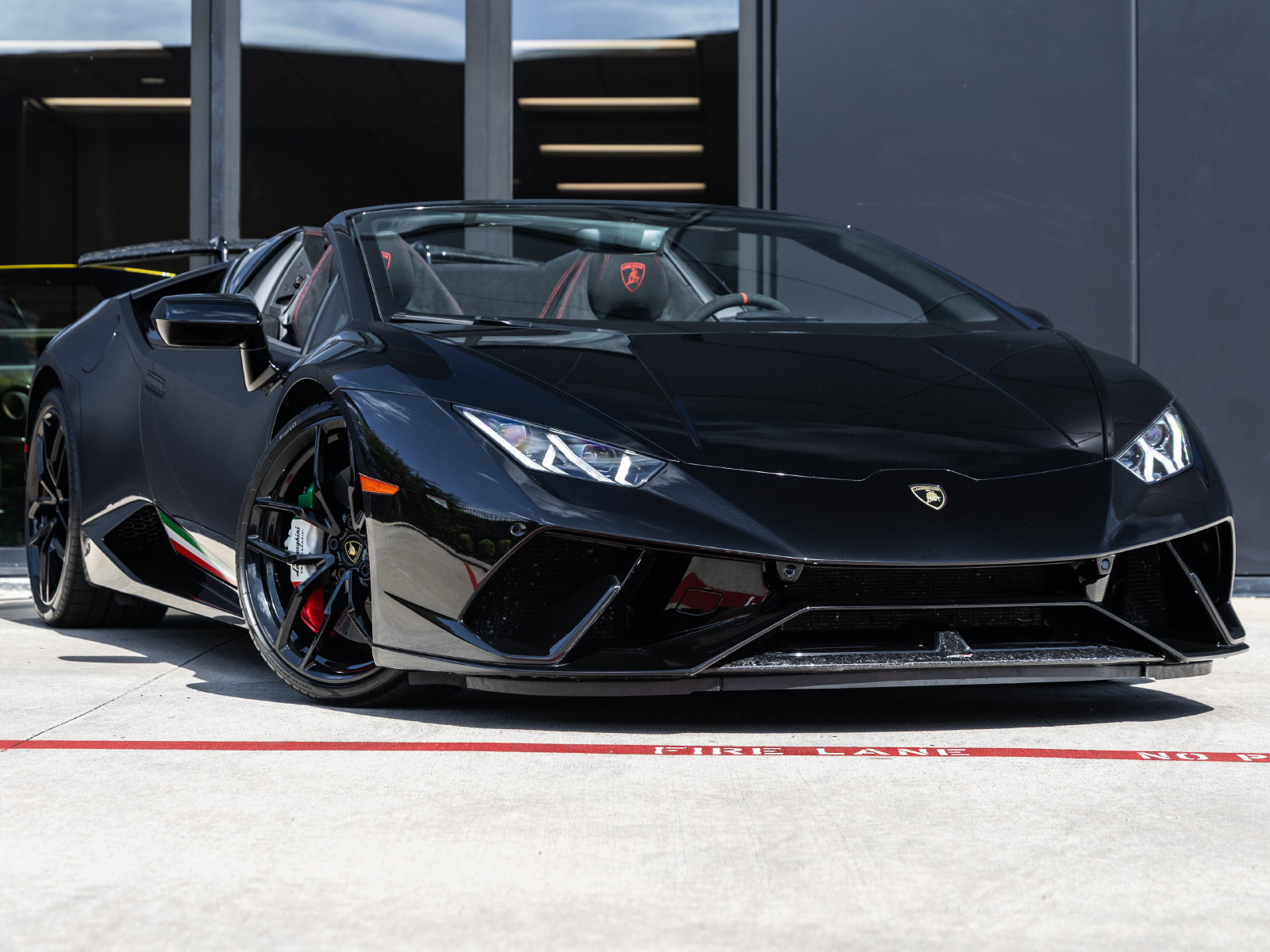 Used 2019 Lamborghini Huracan Performante AWD/4WD image 2