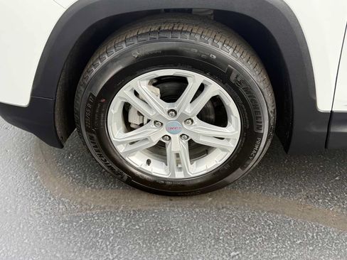 Used 2024 GMC Terrain SLE w/ LPO, Cargo Package FWD image 10
