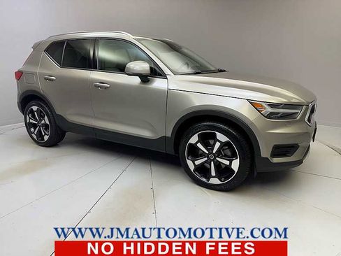 Used 2022 Volvo XC40 T5 Momentum w/ Climate Package image 7