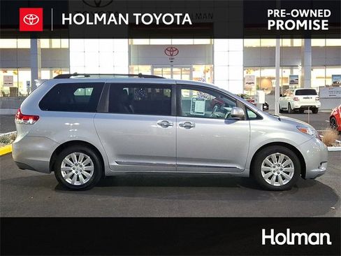Used 2014 Toyota Sienna XLE image 1