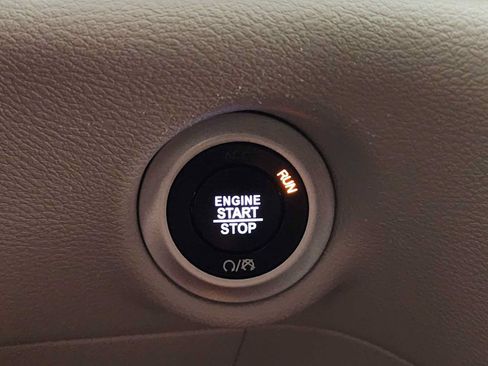 Used 2023 Chrysler Pacifica Touring-L FWD image 21