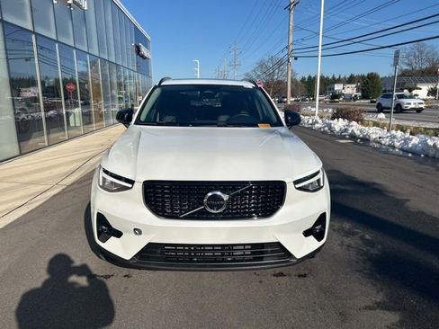 Certified 2025 Volvo XC40 B5 Plus AWD/4WD image 7