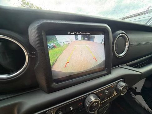 Used 2018 Jeep Wrangler Unlimited Sahara w/ Dual Top Group AWD/4WD image 23