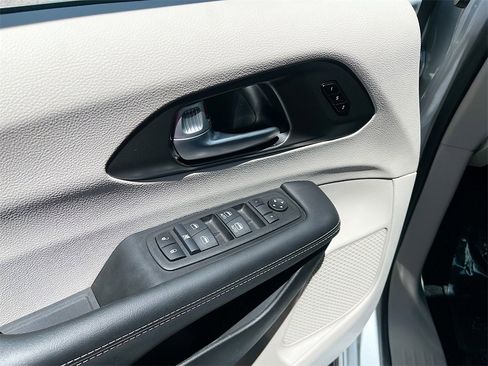 Used 2024 Chrysler Pacifica Touring-L image 17