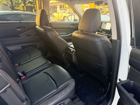 Used 2022 Nissan Pathfinder SL w/ Lighting Package (N92) FWD image 24