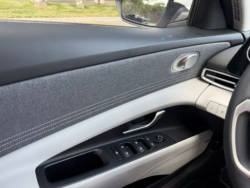 New 2025 Hyundai Elantra Limited image 28