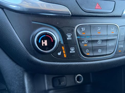 Used 2018 Chevrolet Equinox LT image 24