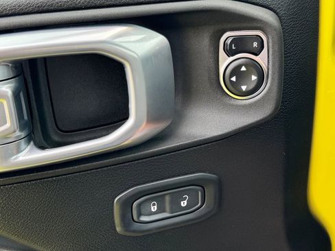 Used 2022 Jeep Wrangler Unlimited Rubicon w/ Cold Weather Group AWD/4WD image 30