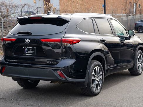 Used 2023 Toyota Highlander XLE AWD/4WD image 7