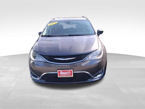 Used 2018 Chrysler Pacifica Touring-L FWD image 2