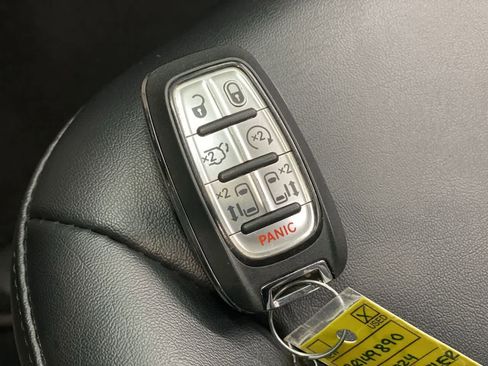 Used 2024 Chrysler Pacifica Touring-L FWD image 27