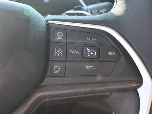 Used 2023 Jeep Grand Cherokee L Limited AWD/4WD image 23