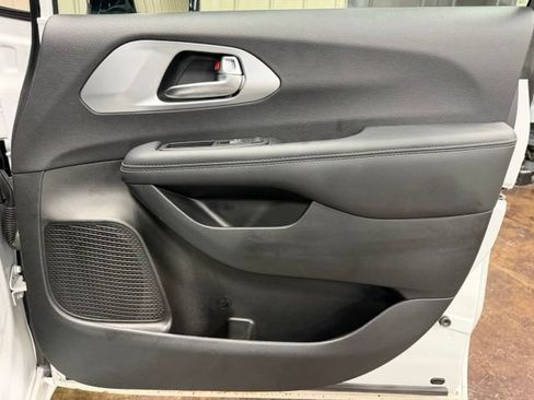 Used 2025 Chrysler Pacifica Limited AWD/4WD image 30