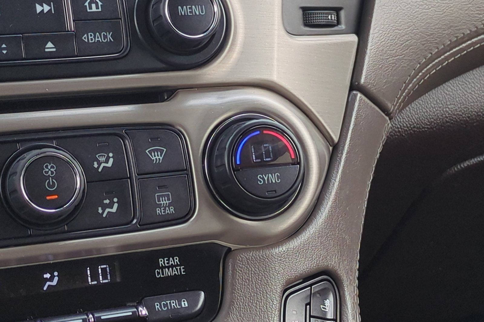 Used 2015 GMC Yukon Denali w/ Premium Package AWD/4WD image 29
