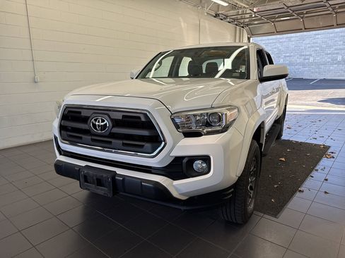Certified 2017 Toyota Tacoma SR5 image 3