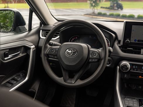 Used 2025 Toyota RAV4 XLE AWD/4WD image 21