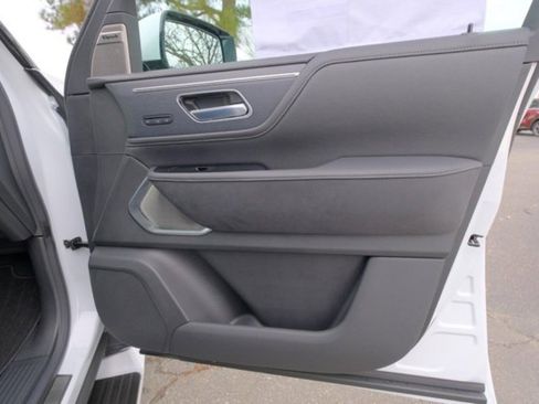 New 2025 INFINITI QX80 Sensory image 18