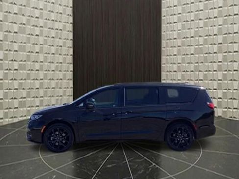 Used 2023 Chrysler Pacifica Touring-L w/ S Appearance Package AWD/4WD image 9