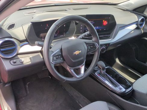 Used 2025 Chevrolet Trax LT w/ LT Convenience Package FWD image 10
