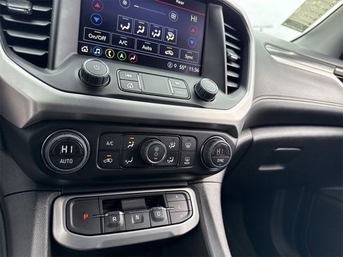 Used 2023 GMC Acadia SLT image 17