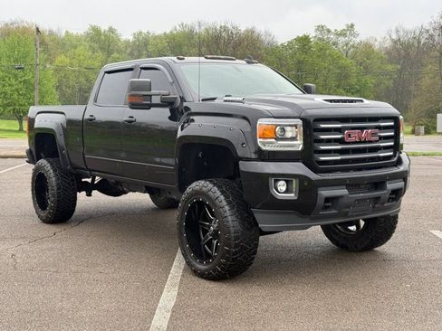 Used 2018 GMC Sierra 2500 SLT w/ All Terrain HD Package AWD/4WD image 3