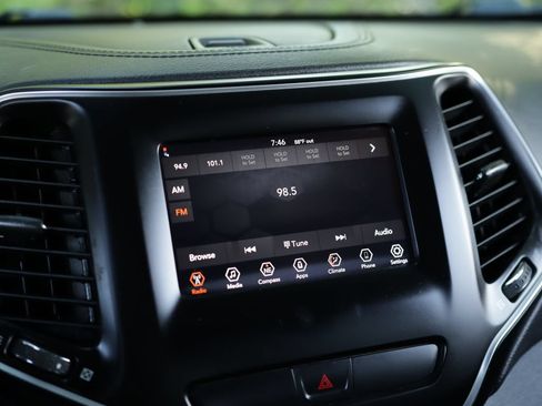 Used 2019 Jeep Cherokee Latitude w/ Popular Appearance Group FWD image 13