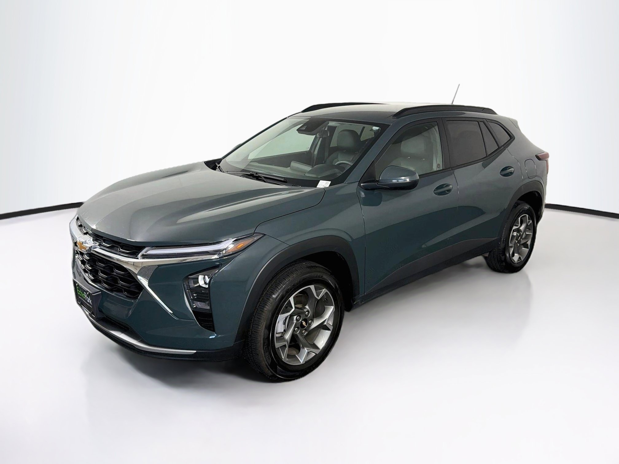 Used 2025 Chevrolet Trax LT FWD image 3