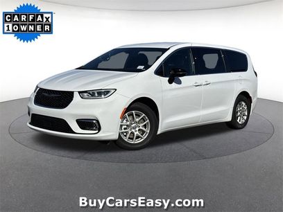 Used 2025 Chrysler Pacifica Select