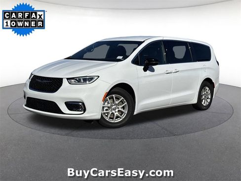 Used 2025 Chrysler Pacifica Select image 1