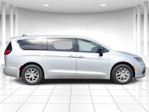 New 2026 Chrysler Pacifica Select FWD image 2
