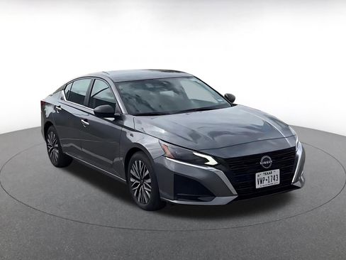 Used 2025 Nissan Altima 2.5 SV FWD image 3