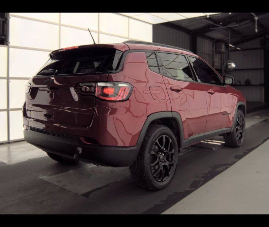Used 2026 Jeep Compass Latitude AWD/4WD image 9