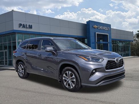 Used 2023 Toyota Highlander XLE FWD image 1