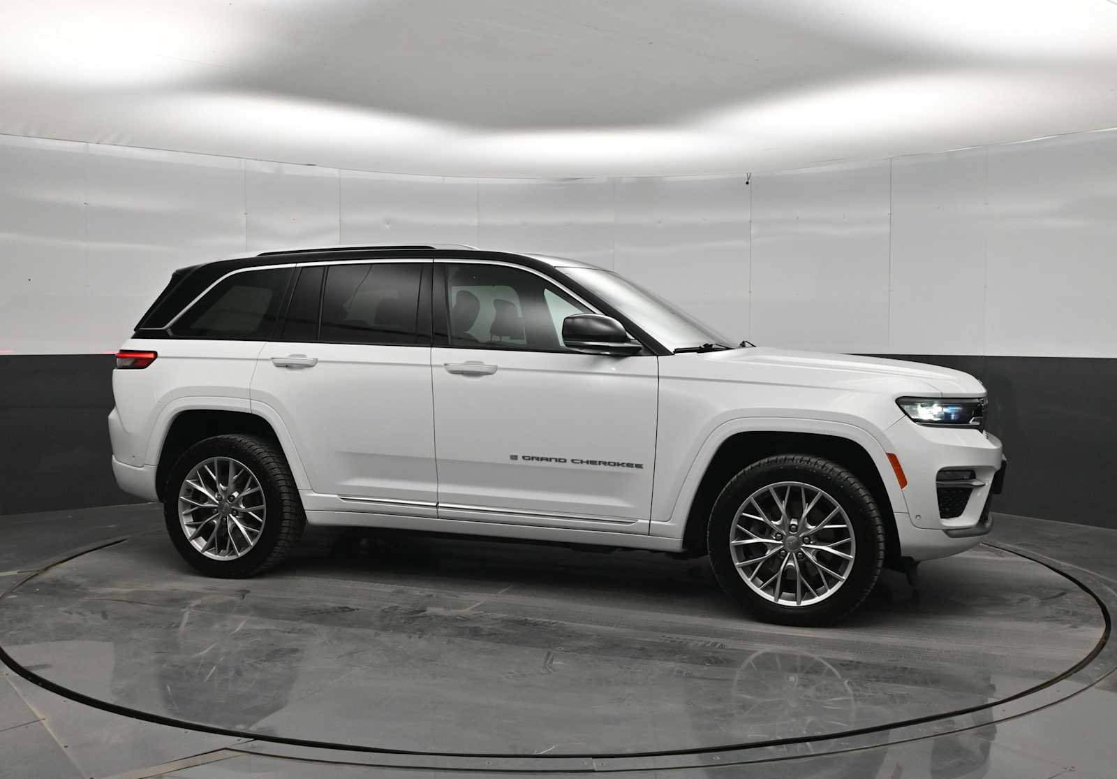 Used 2022 Jeep Grand Cherokee Summit w/ Advanced Protech Group IV AWD/4WD image 9