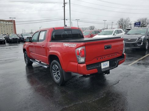 Used 2022 Toyota Tacoma TRD Sport image 2