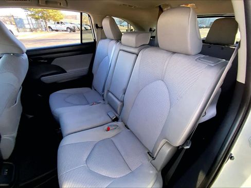 Certified 2025 Toyota Highlander LE image 18