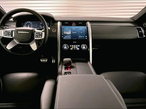 Certified 2025 Land Rover Discovery Dynamic SE AWD/4WD image 18