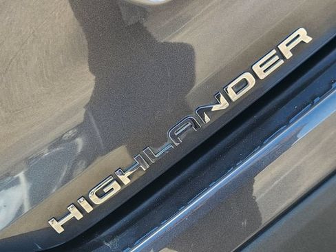 Used 2021 Toyota Highlander L FWD image 12
