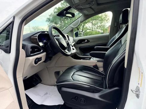 Used 2023 Chrysler Pacifica Limited FWD image 13