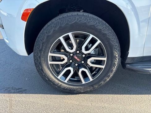 Used 2024 GMC Yukon AT4 w/ Technology Package AWD/4WD image 10