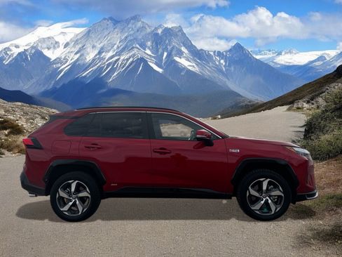 Used 2023 Toyota RAV4 SE w/ Weather & Moonroof Package image 6