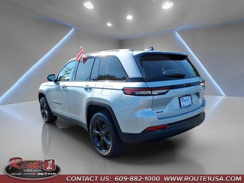 Used 2023 Jeep Grand Cherokee Altitude AWD/4WD image 6