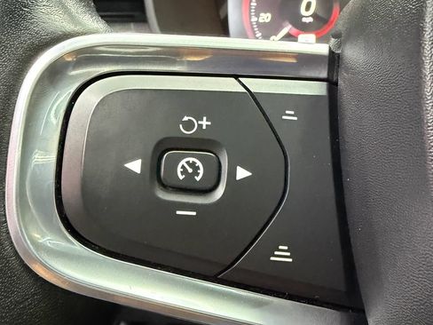 Used 2019 Volvo XC40 T5 Momentum AWD/4WD image 17