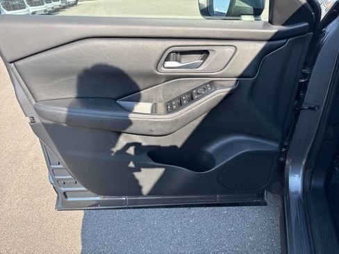 Used 2025 Nissan Rogue SV FWD image 24