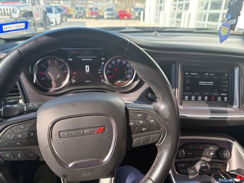 Used 2019 Dodge Challenger SXT image 8