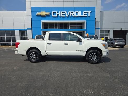 Used 2022 Nissan Titan SV image 5