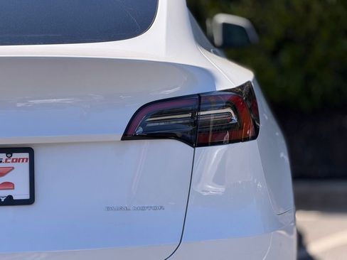 Used 2022 Tesla Model Y Long Range image 14