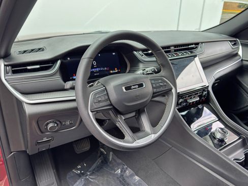 Used 2024 Jeep Grand Cherokee L Altitude AWD/4WD image 12