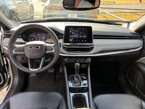 Used 2025 Jeep Compass Latitude AWD/4WD image 32